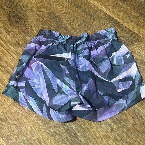 Lululemon Womens Purple Blue Geometric Pleated Cuffed Drawstring Shorts Size 4 - Picture 4 of 7